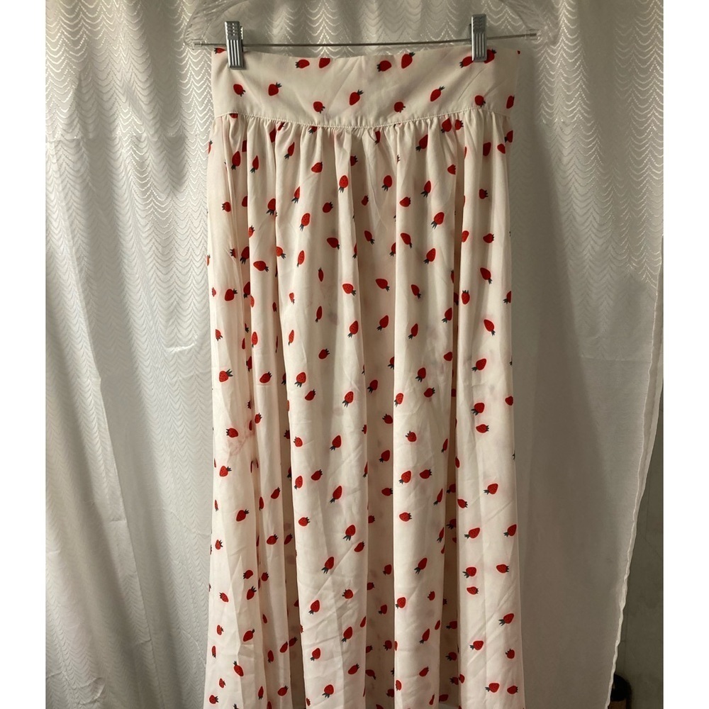Chic White and Red Floral Skirt Set - Picture 2 of 10